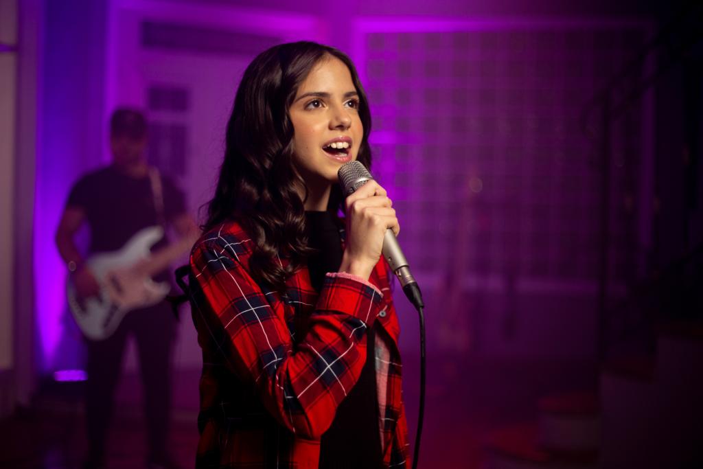 “Se Estou Com o Rei” é o novo single autoral de Babi Garcia 