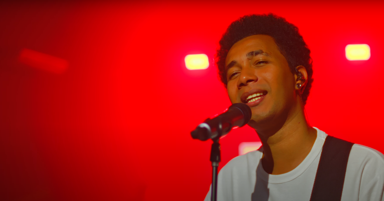Denes Tarcisio em mais uma bela canção: “Com Cristo”, amor e devoção a Jesus