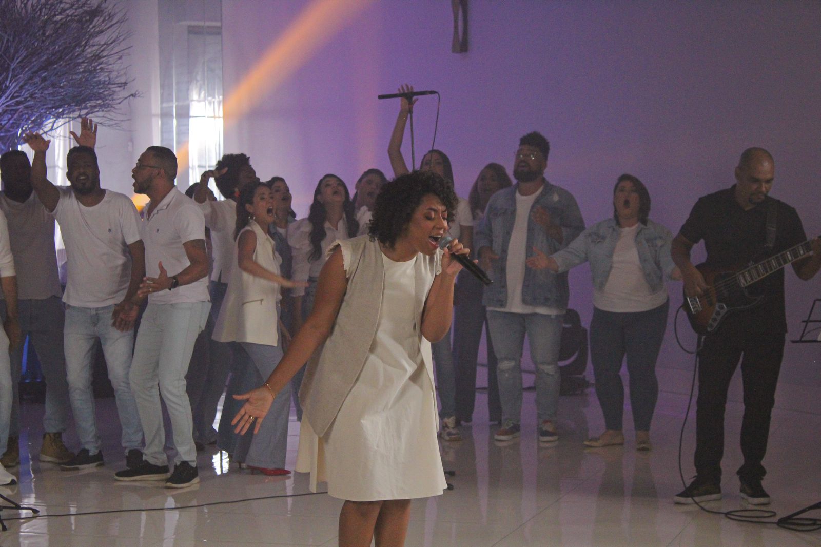 Ketlyn Tayná lança nova versão de “Ao Erguermos as Mãos” com participação do coral Campinas Mass Choir