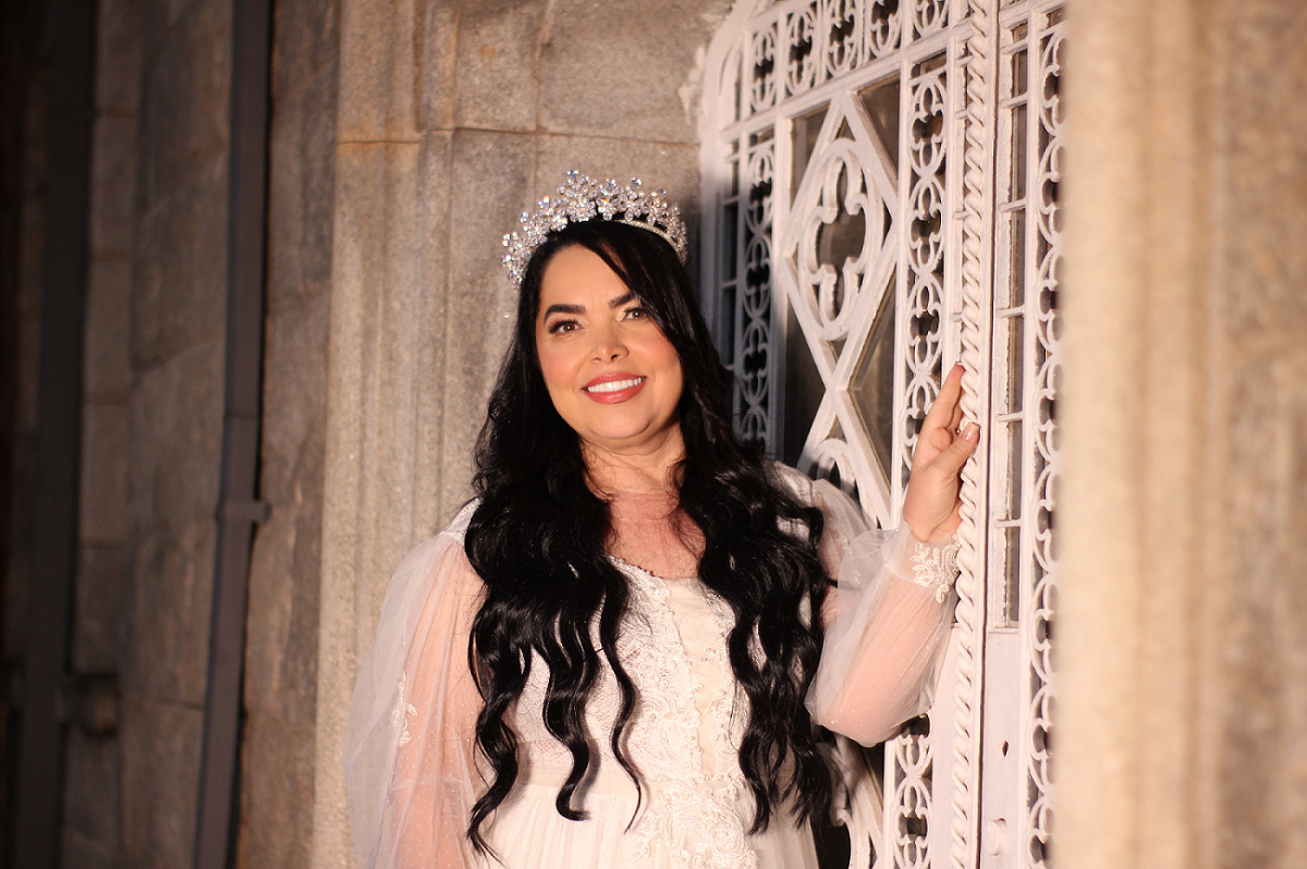 Eliane Silva lança a canção “A Igreja Vai Rompendo” pela Central Gospel Music