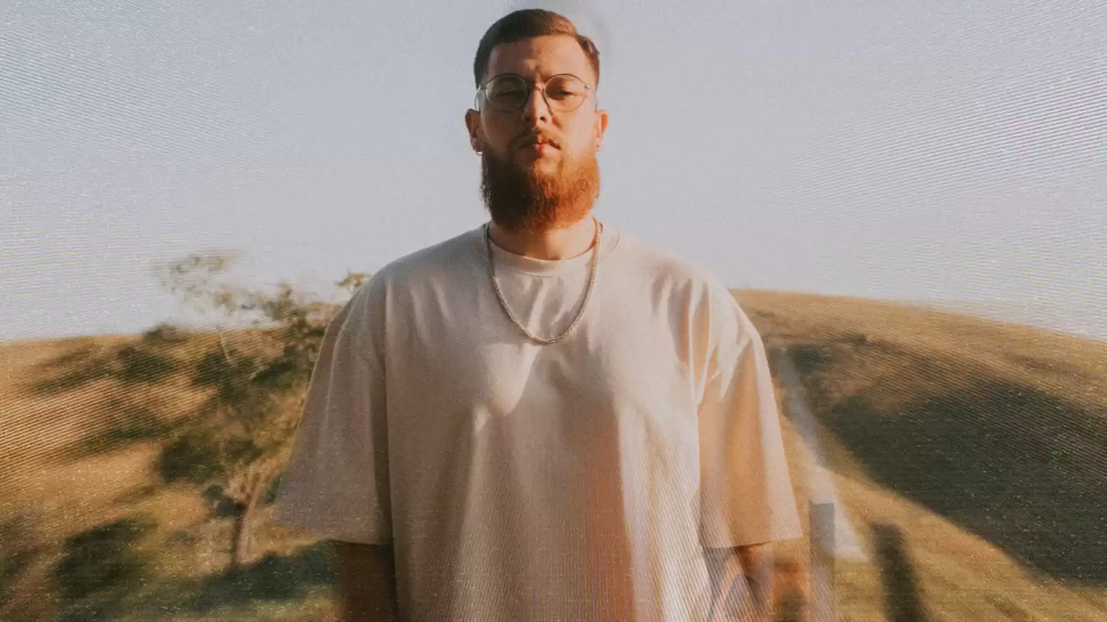 Mateus Brito apresenta novo álbum “À Espera Do Rei” e lança clipe inédito do inédito “Tu És O Rei”