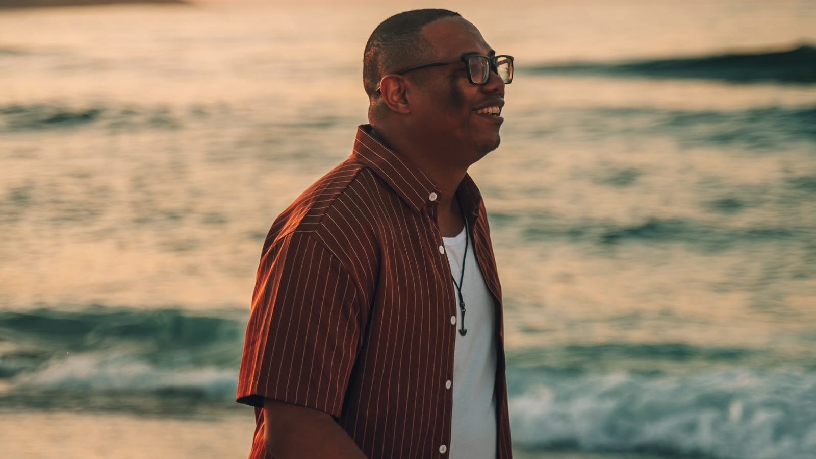 “Adoração” é o novo single de Carlos Meneleu pela Blessed Music 