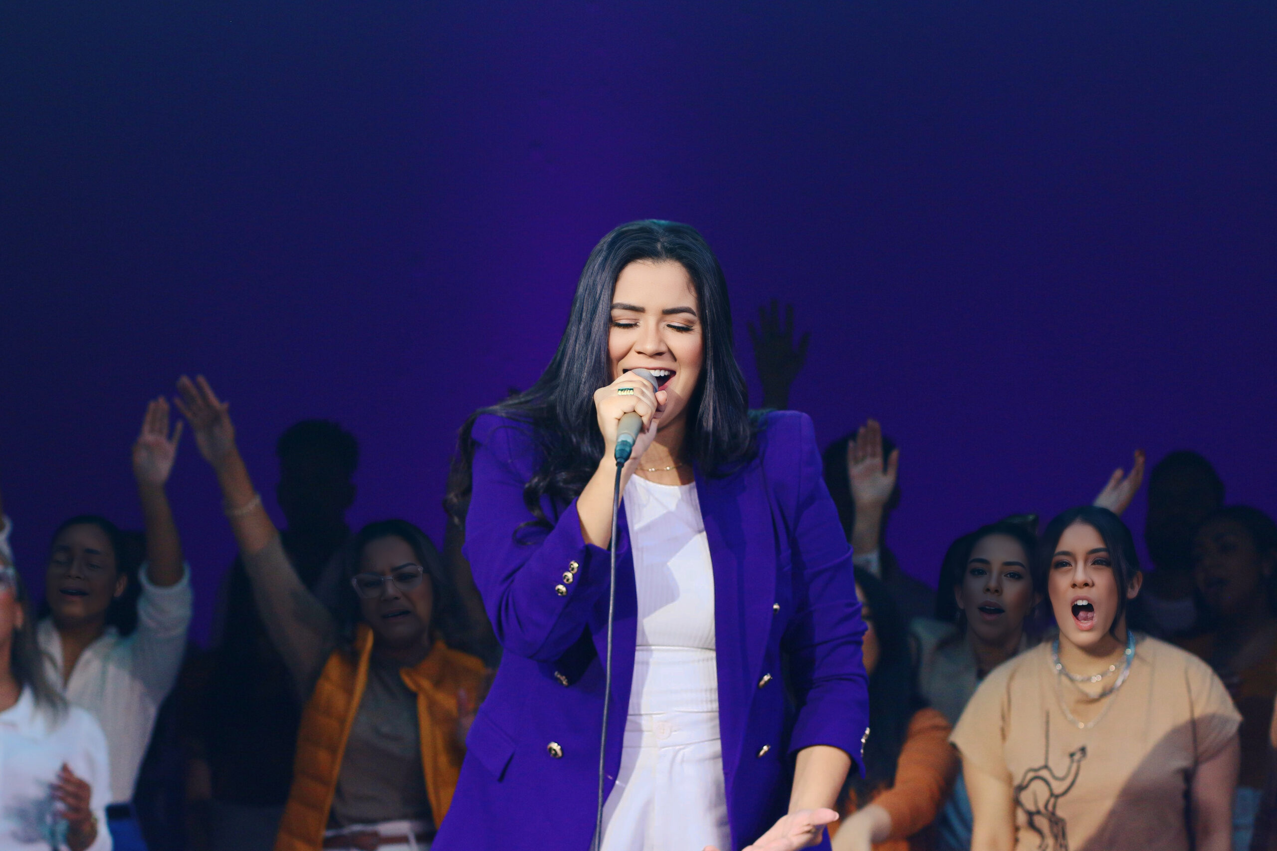 “Sensibilidade”, o primeiro amor em destaque na belíssima voz de Stella Laura