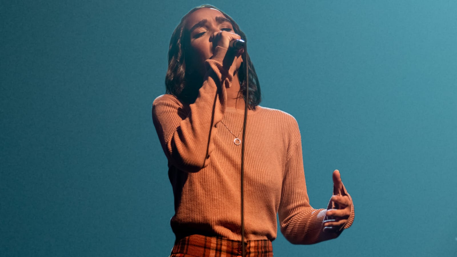 Grace Jhones estreia na Graça Music expressando seu amor por Cristo em “Tua Graça”