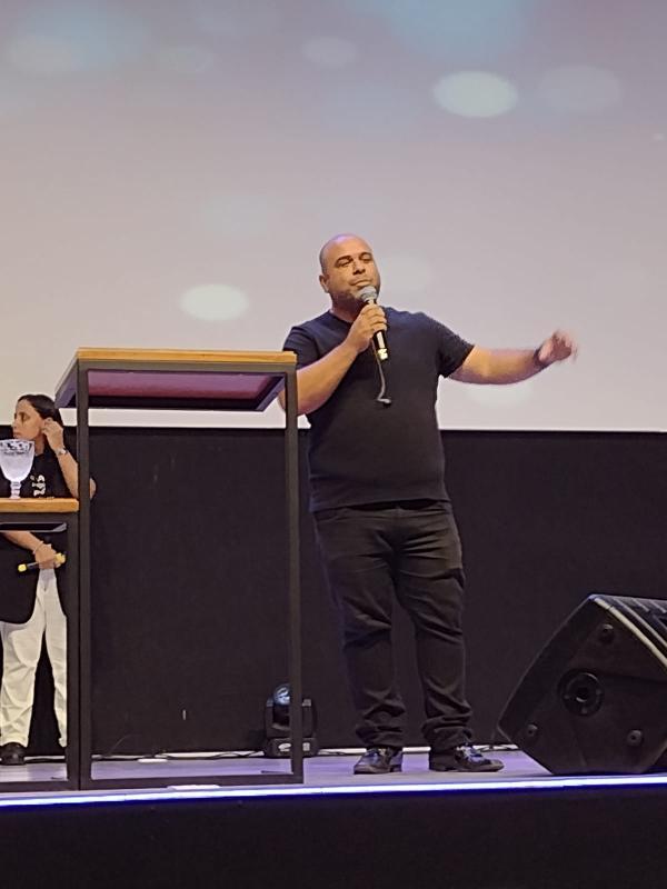NOVA VOZ NO GOSPEL: Eduardo Oliveira lança música autoral “Ele é Santo”