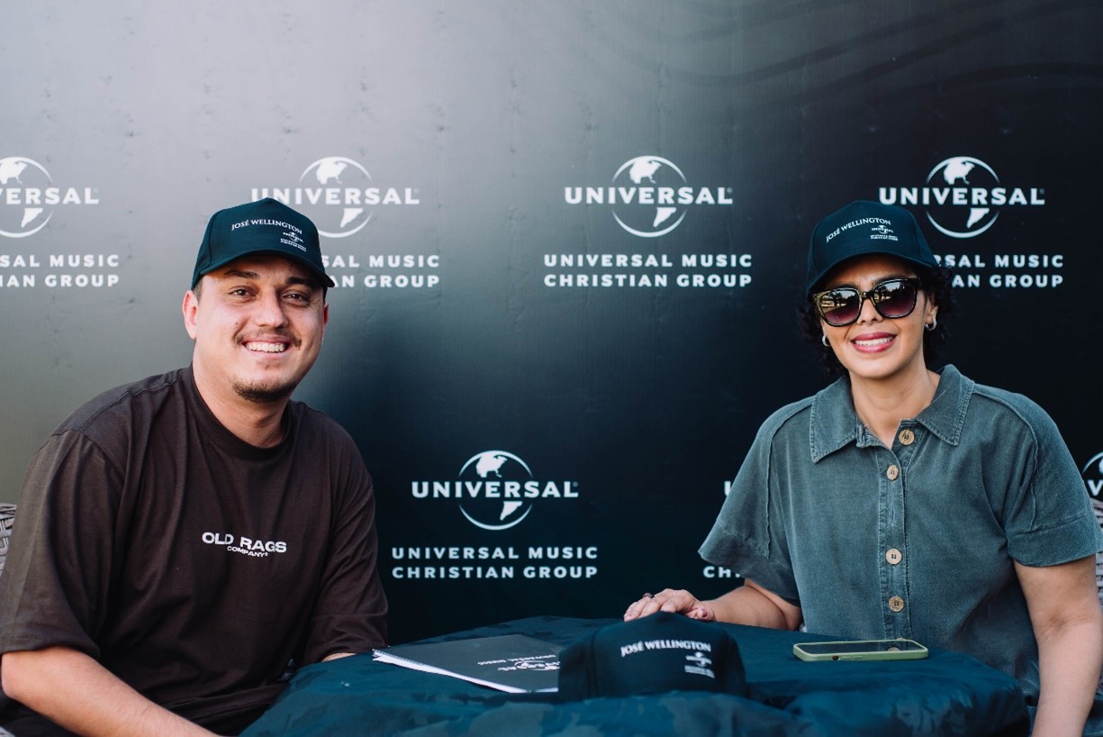 O CANTOR DE WORSHIP JOSÉ WELLINGTON ASSINA CONTRATO COM A UNIVERSAL MUSIC CHRISTIAN GROUP DURANTE A EXPO EVANGÉLICA