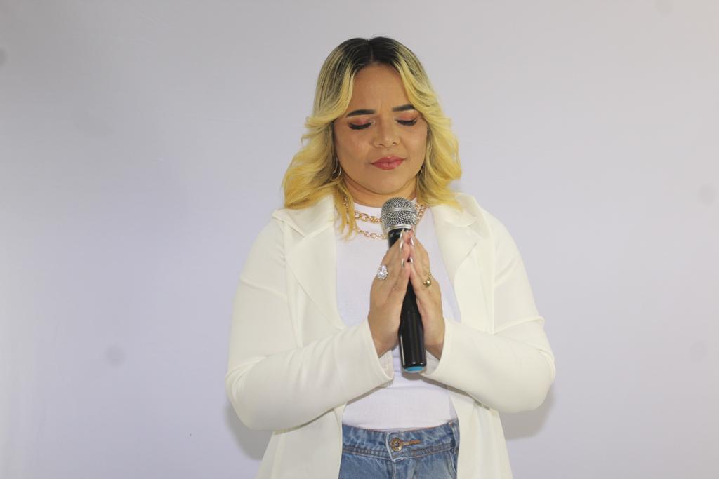 Em uma adoração profunda, Andreia Tavares canta “Cuida do meu Coração”  