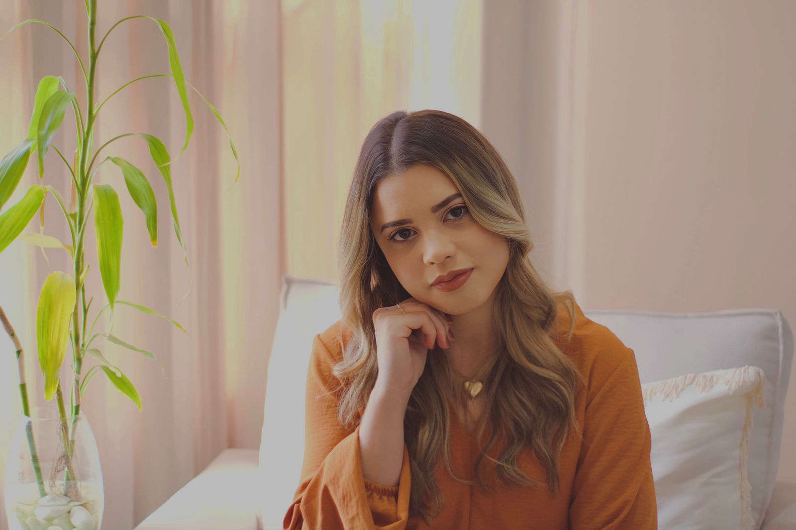 O novo single de Caroline Lunaro: ‘Não Me Abalarei’ – uma canção de fortaleza espiritual