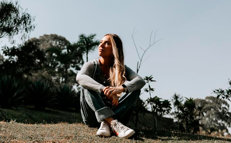 Cantora Feh Simonato lança “Sou Eu (Não Pare)”, single de fé e esperança
