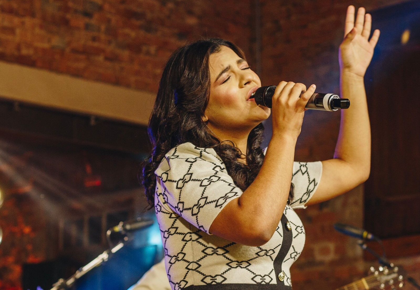 Adrielly Mesquita declarando a supremacia de Deus em ‘Não Há Outro’, seu novo single