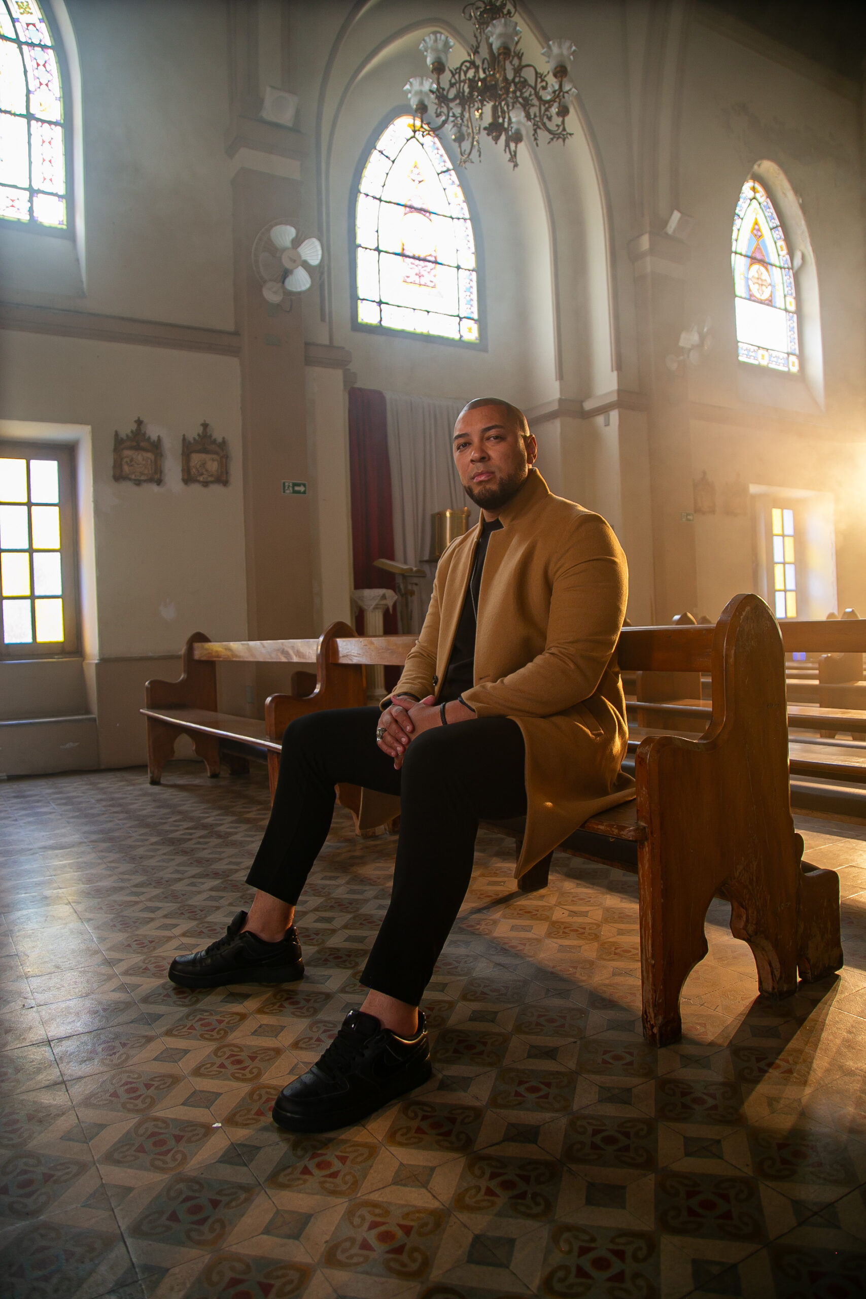 Ton Carfi aponta para Jesus, o caminho para a paz, na canção “Cuida de Mim”
