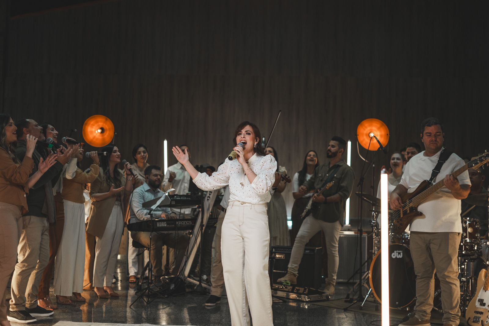 Mariana Bonatto em pura adoração com a música “Tu És O Rei”