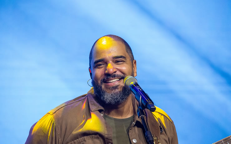 Marcos Miranda convida a Igreja do Brasil para celebrar no single “Alegres Estamos”, lançado pela Futura Music