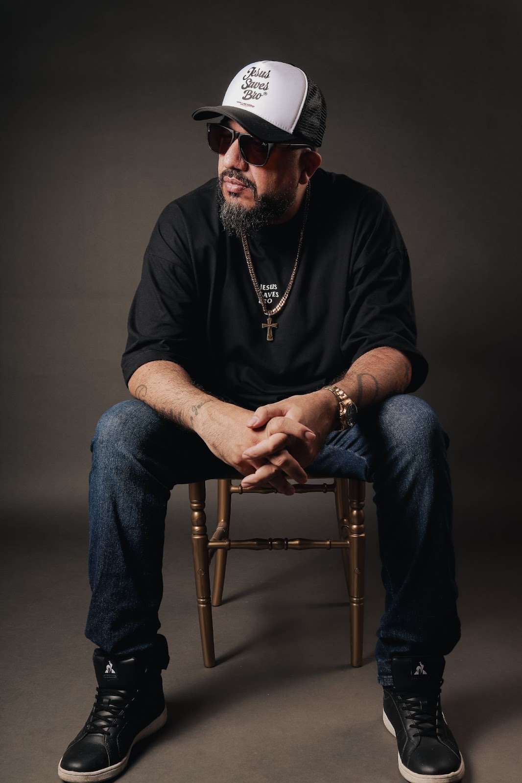Mano Reco, o icônico rapper do Capão Redondo, volta aos lançamentos em meio a comemoração dos 50 anos do hip hop e assina contrato com a Trindade Records