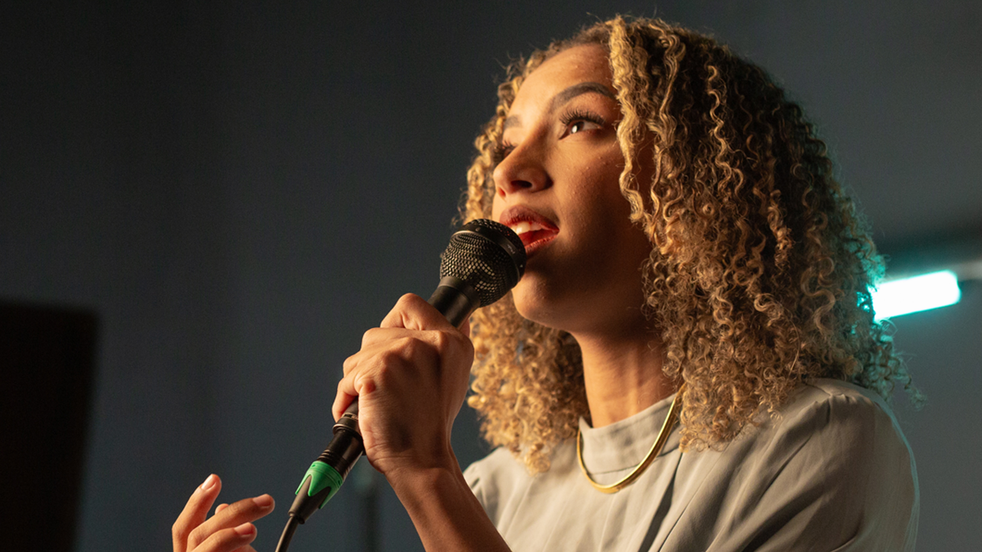 Nathálya Peçanha proclama uma vida com fé e perseverança na canção “Só Parece”