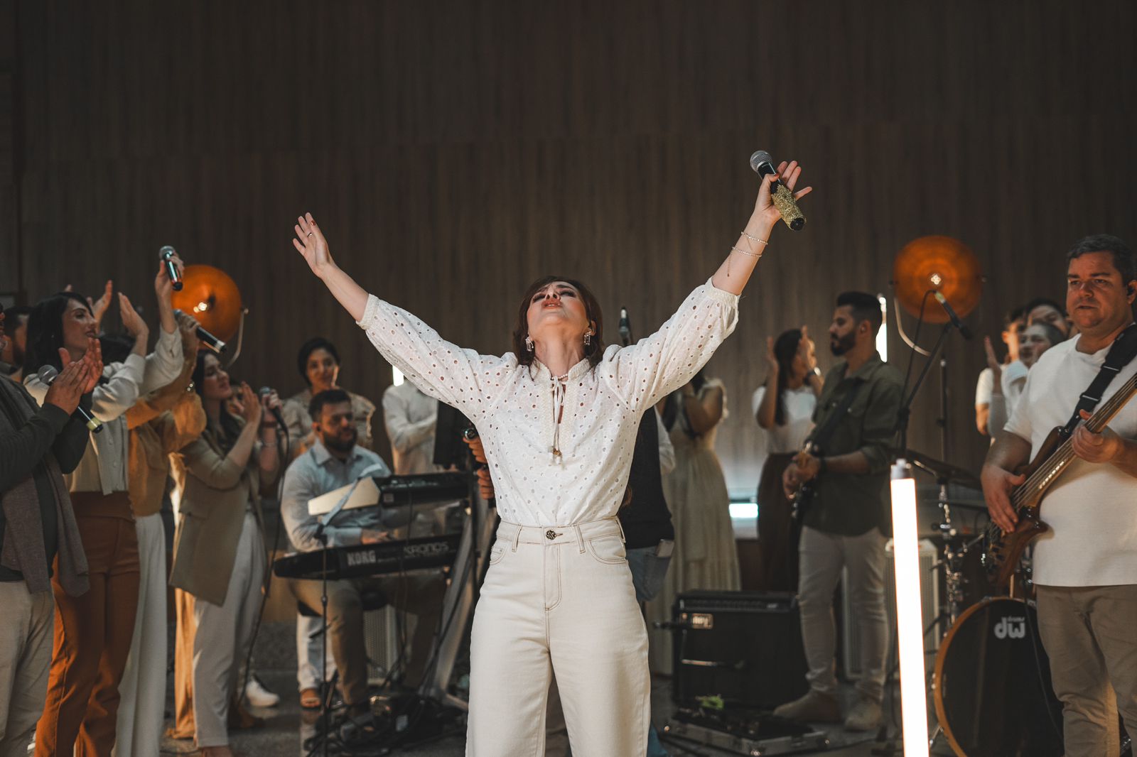 Mariana Bonatto adora a Deus cantando o seu novo single: “Só Tu És Santo”