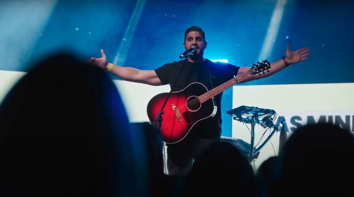 Tarik Mohallem canta “Encontrei em Ti – Ao Vivo”