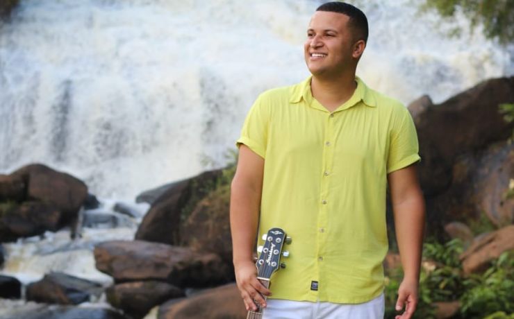 Gustavo Souza canta “Uma forma de canção”, sua primeira canção autoral