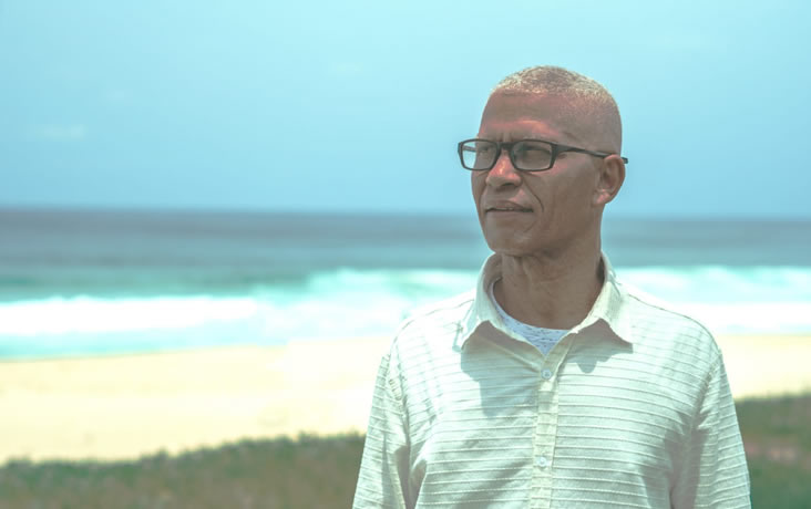 “Espero alcançar os corações fragilizados”, diz Roberto Dom sobre o single “Acalma o Mar”