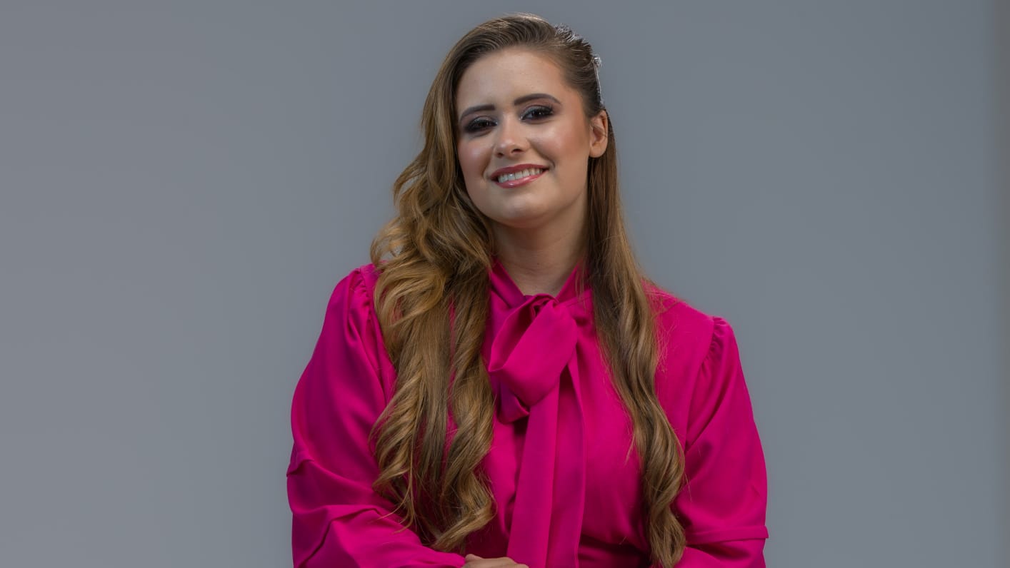 Aline Tavares canta “Ressuscita”, seu novo single pela Graça Music