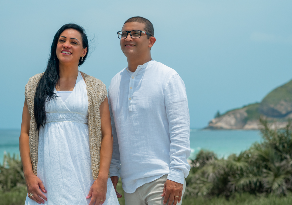 Cláudio Teixeira lança a canção “Meus Sonhos São Teus” ao lado da esposa Eliete Teixeira