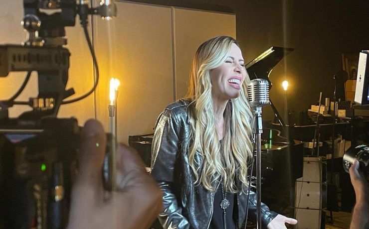 Nãna Shara lança clipe em Hollywood do clássico cristão “Grande é o Senhor”