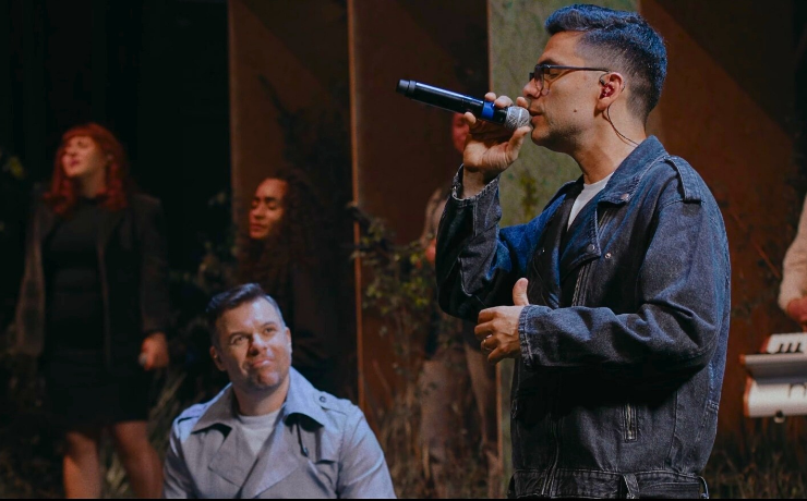 Paulo César Baruk e Leandro Rodrigues cantam medley que emociona e traz esperança