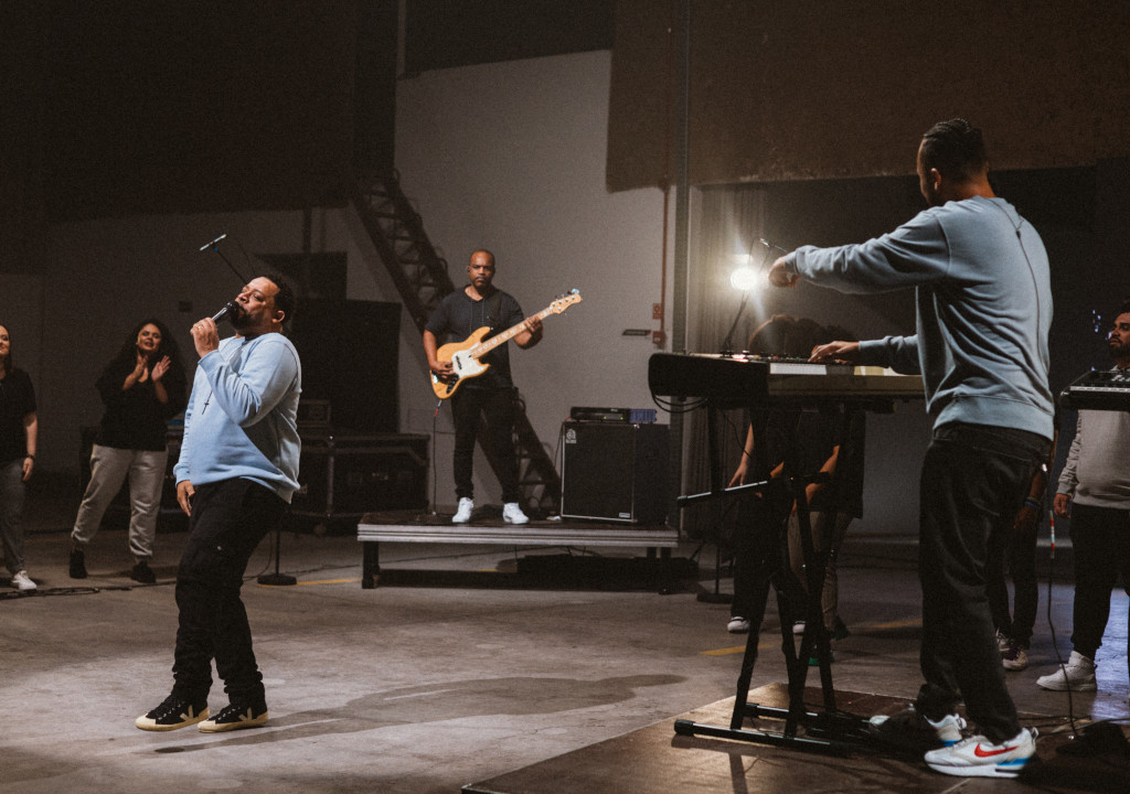 Com a participação de Rodrigo Mozart, William Augusto estreia o projeto “Simples” com a canção “Perto do Fogo”