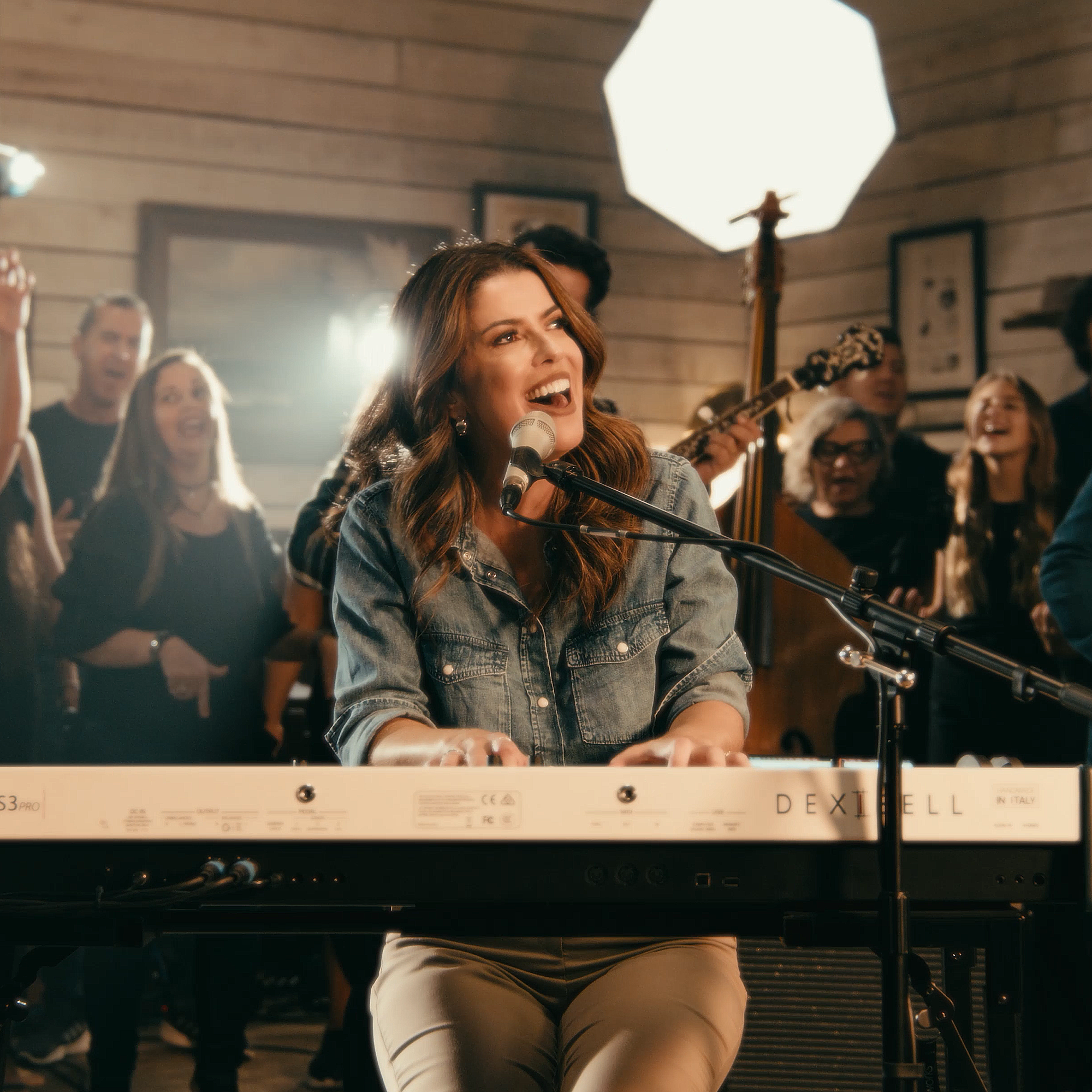 Rachel Novaes emociona com medley que fala sobre a verdadeira alegria