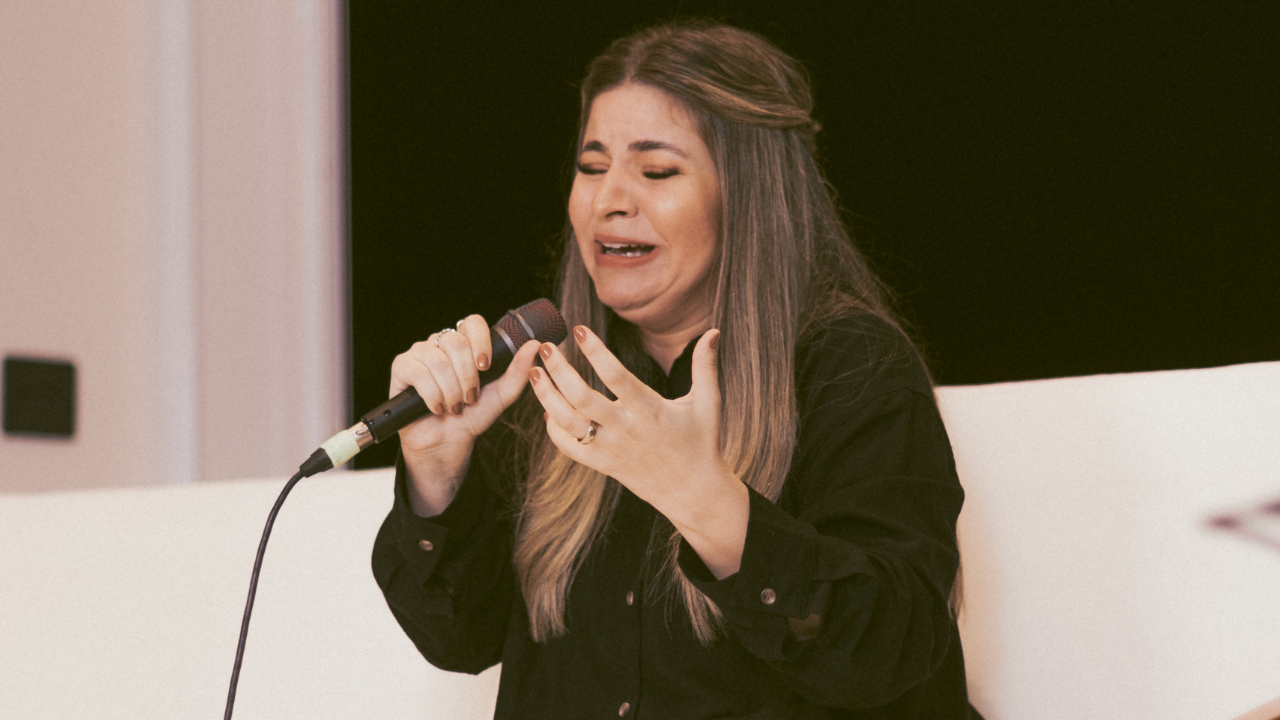 Carol Braga Lança o Single “Me Batiza com Fogo” pelo selo Flame Music