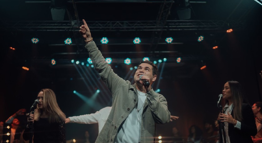 Cleber Munhoz lança “Estás Comigo”, seu mais novo single