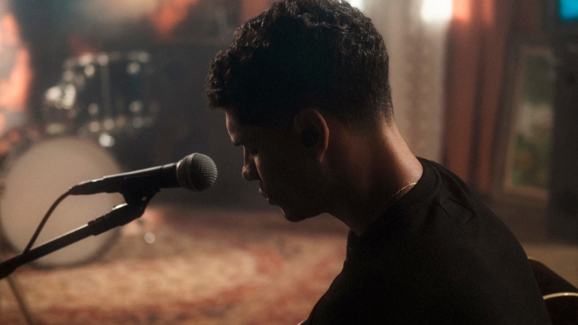 O cantor Igor Roque apresenta seu EP de estreia “Teu Amor Por Mim” e o clipe da faixa-tema do projeto