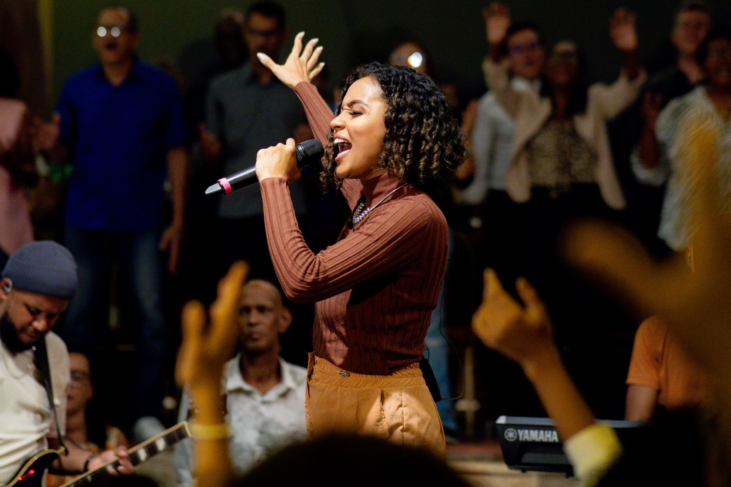 Cantora Tirza Almeida lança o clipe de “Não Há Outro” e celebra testemunhos de vidas impactadas