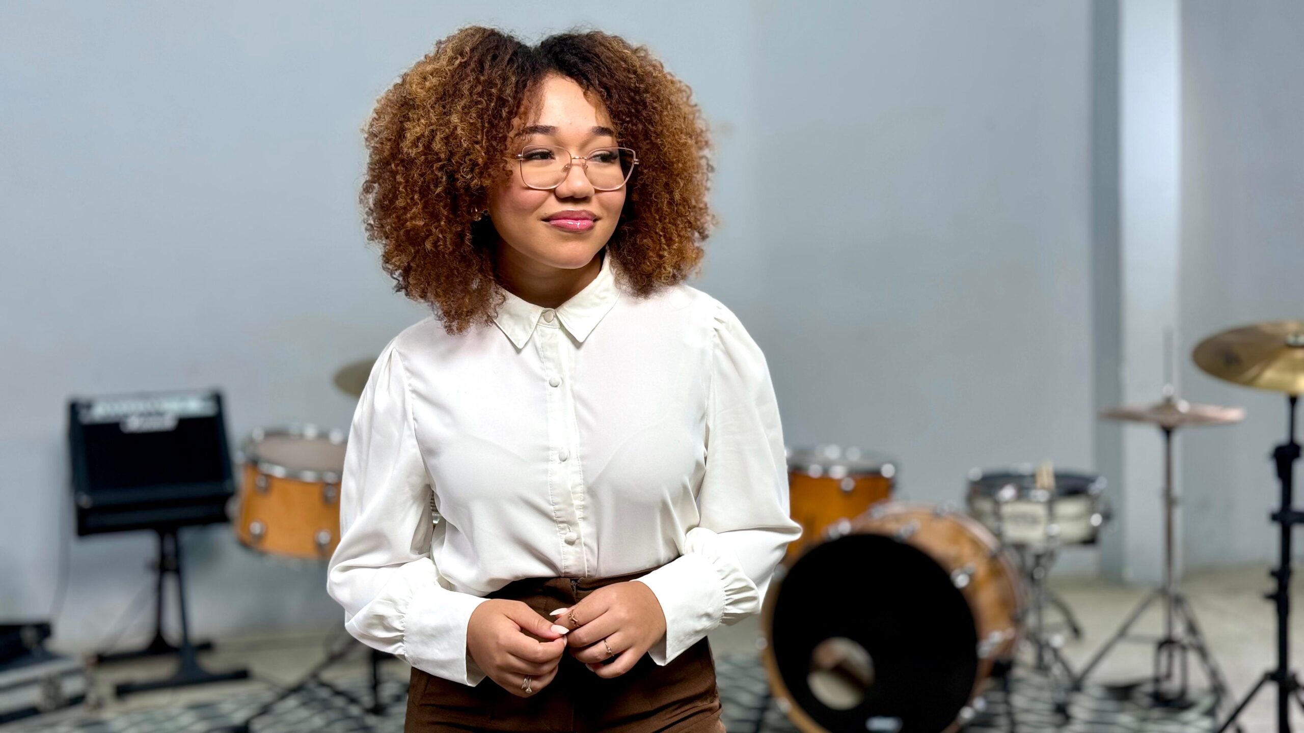 Victoria Brandão lança seu novo single em carreira solo, “Te Queremos Mais”