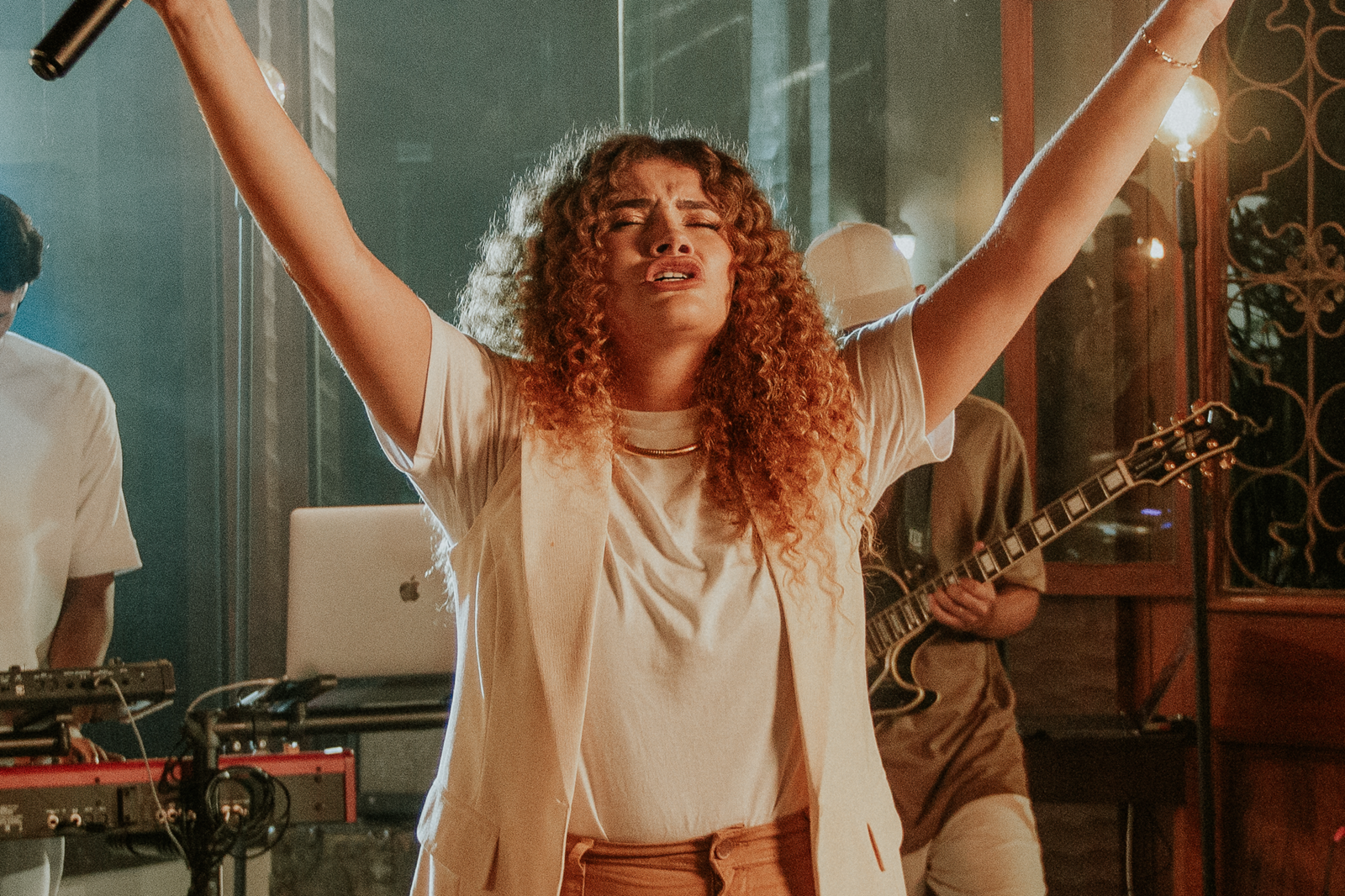 Sarah Lanza lança “Esplendor”, primeiro single do álbum “Puros de Coração”