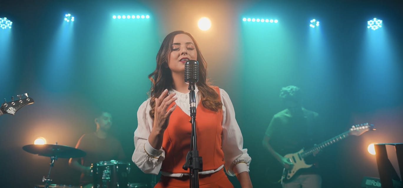 Fernanda Cordeiro em uma entrega de amor a Deus na canção “Estende os Teus Céus” (Salmos 144)