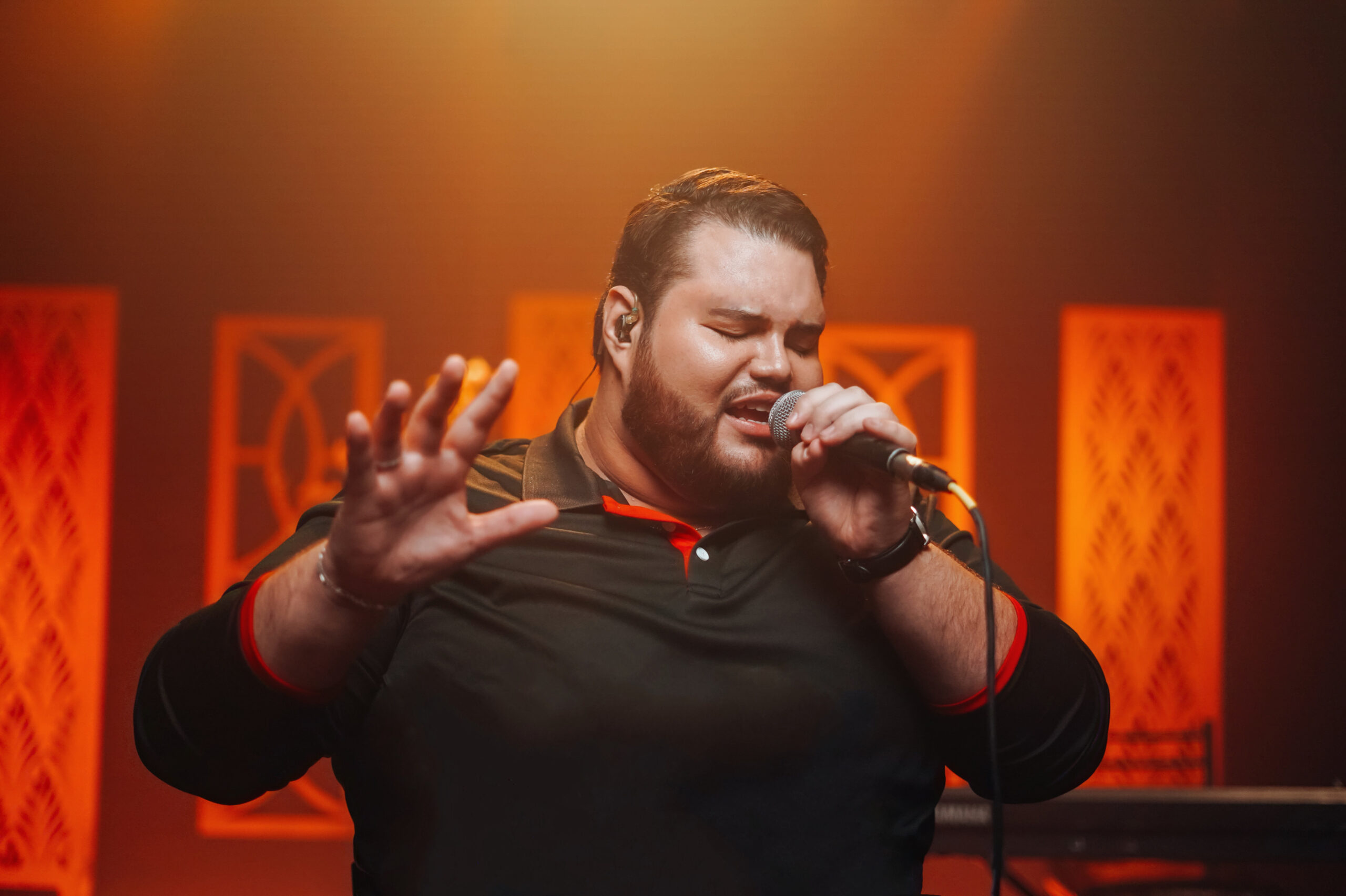 O cantor Uriel Carvalho lança o seu primeiro projeto, “Boa Obra – Cover Valesca Mayssa”