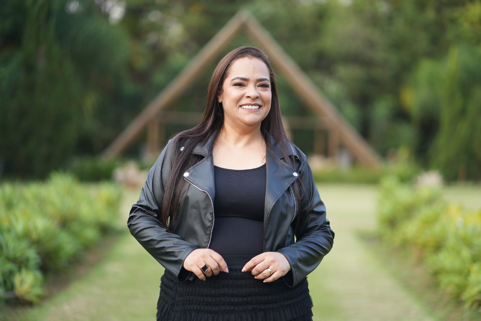 Em nova fase, Bárbara Pinheiro lança a canção “Lá Vem Davi”