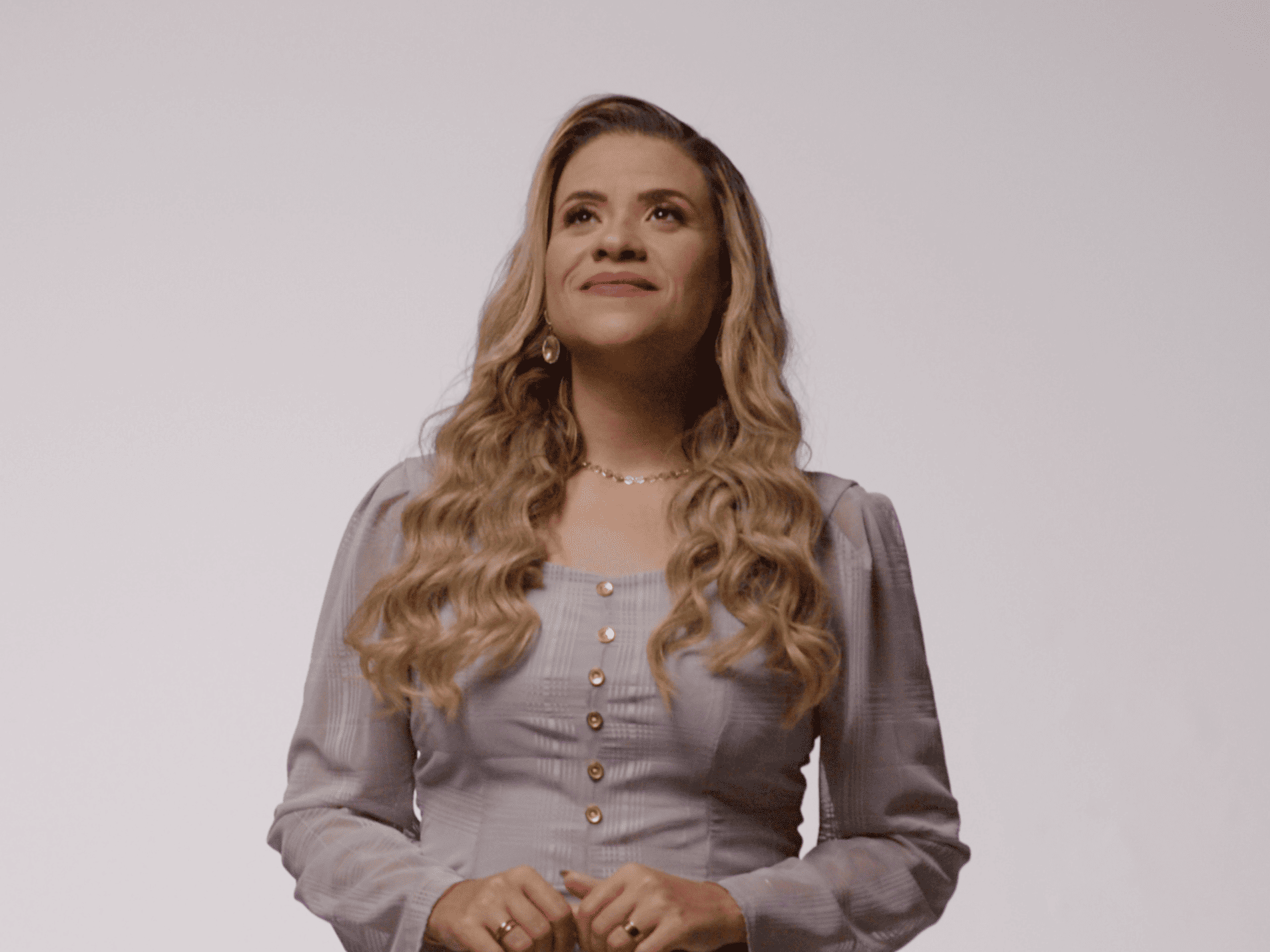 Sheila Marchezine canta “Só Tu És Deus”