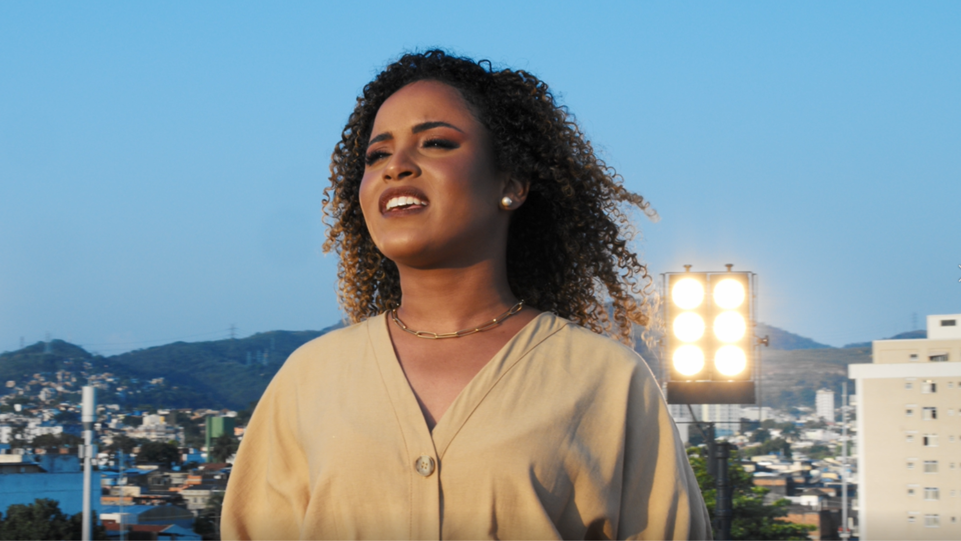 Toda força e emoção da cantora Vitória Costa na canção “Não Vou Parar”