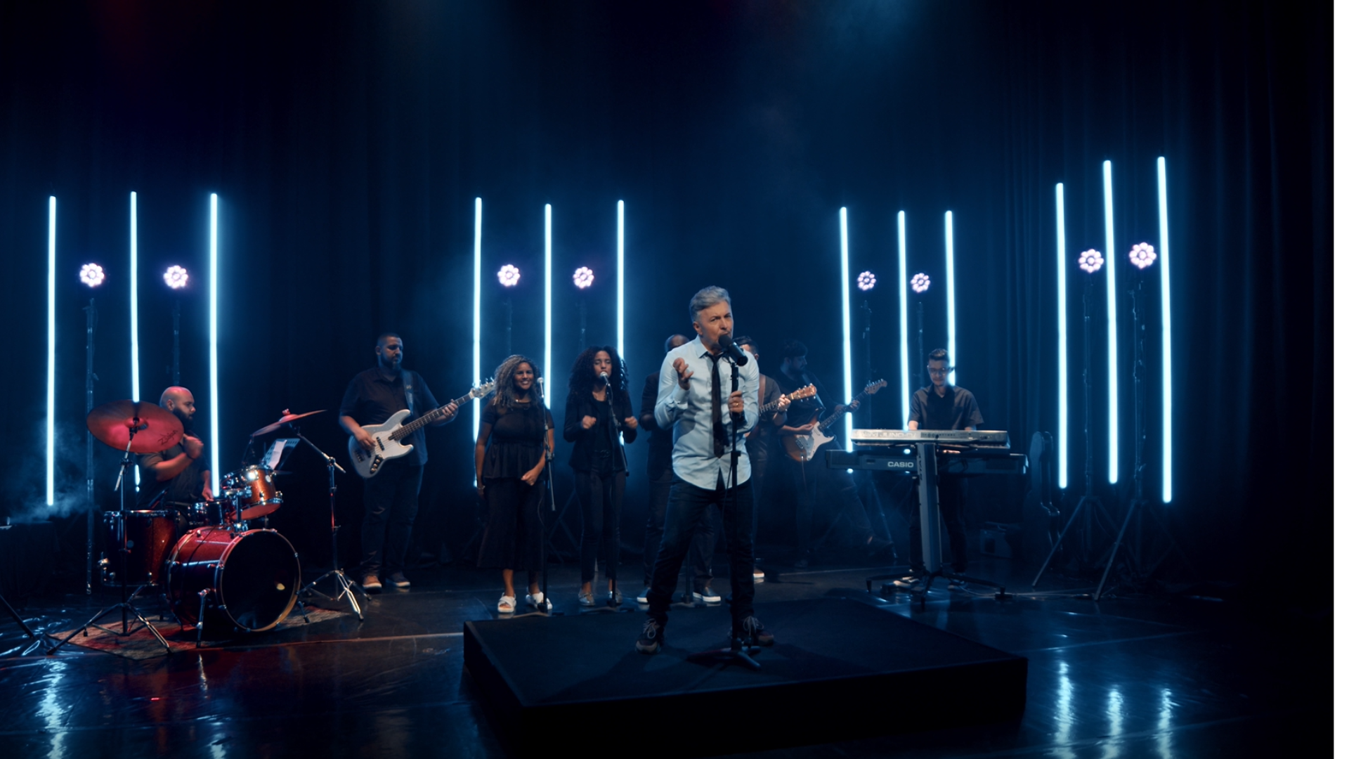 O renomado cantor Waldecy Aguiar lança a música de adoração “Glória e Honra”