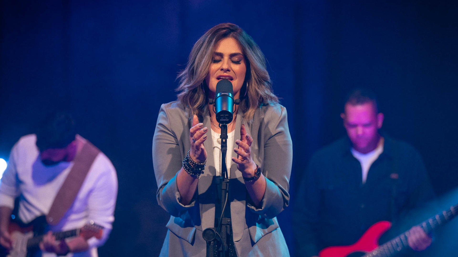 Andressa Cordeiro lança a canção autoral “Acredito em Milagres”