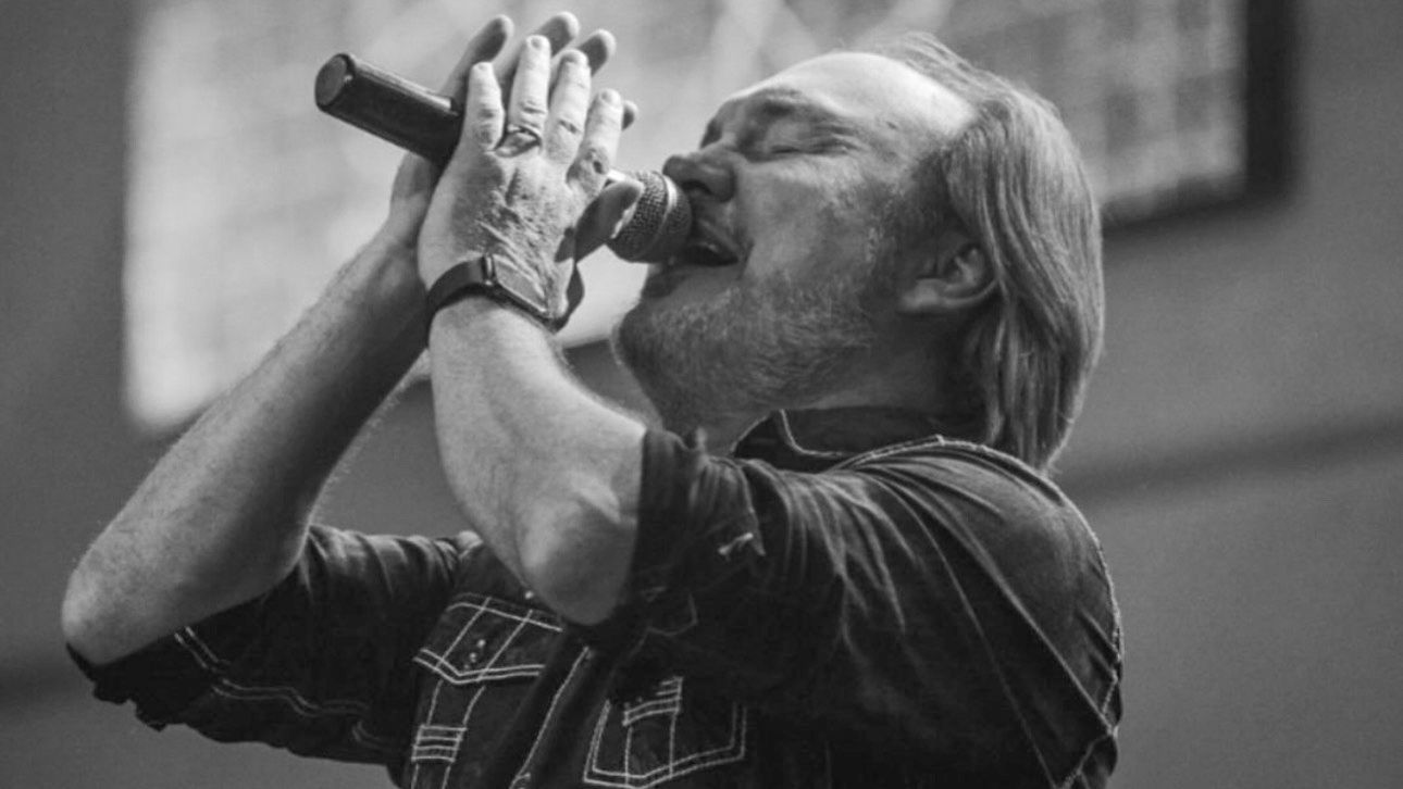 “Bom, Bom Pai” ganha versão inédita na voz de David Quinlan 