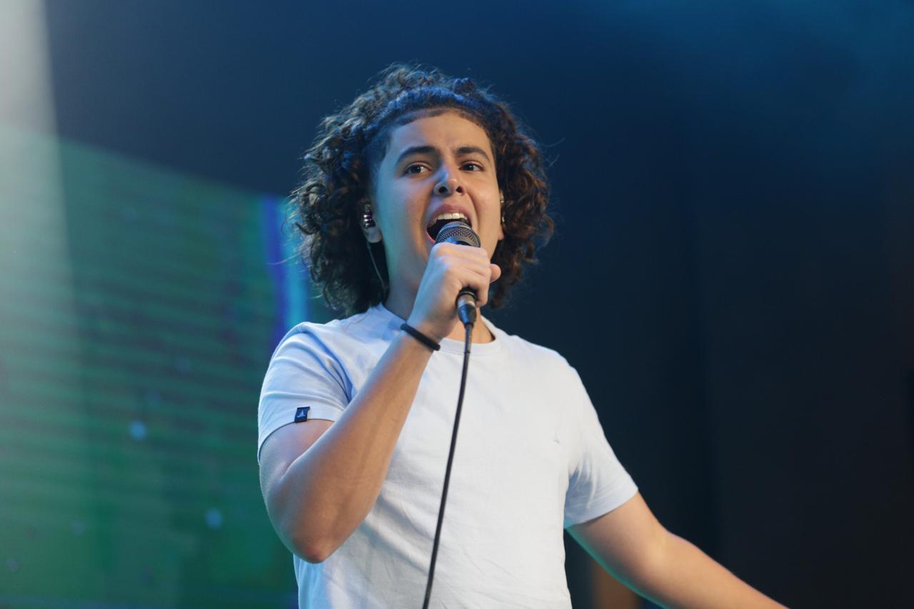 Com violeiro e sanfoneiro, a oração cantada de Rafa Couto na canção “Tudo Em Todos”