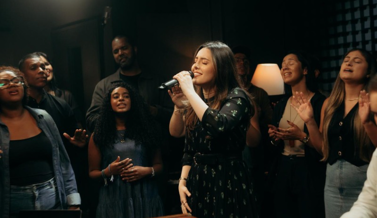 Esther Marcos lança “Levanta”, a primeira música do seu novo projeto, “Milagres”