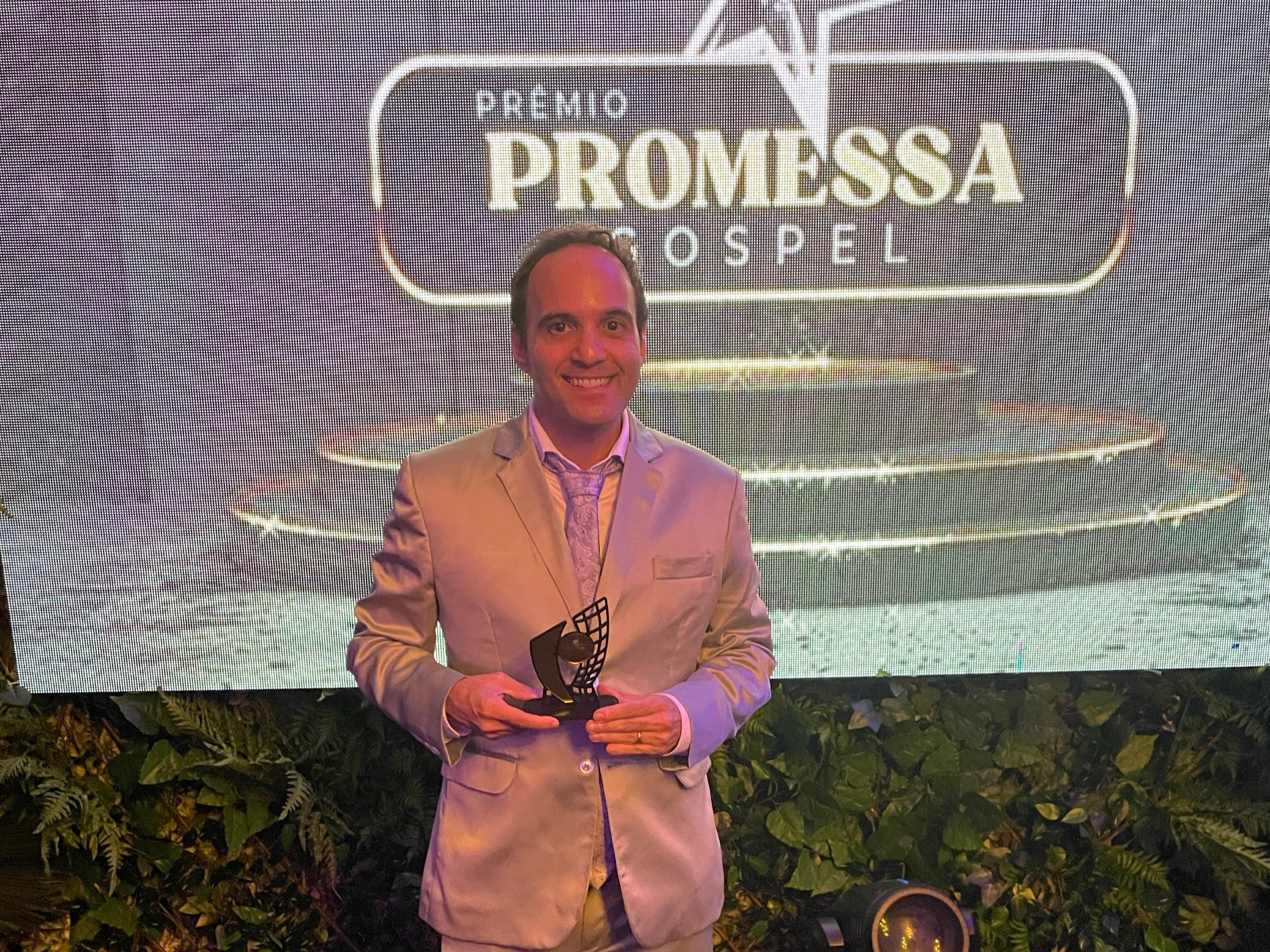 Edu Silvera conquista o Prêmio Promessa Gospel 2025 como “Cantor Talento” e celebra nova fase