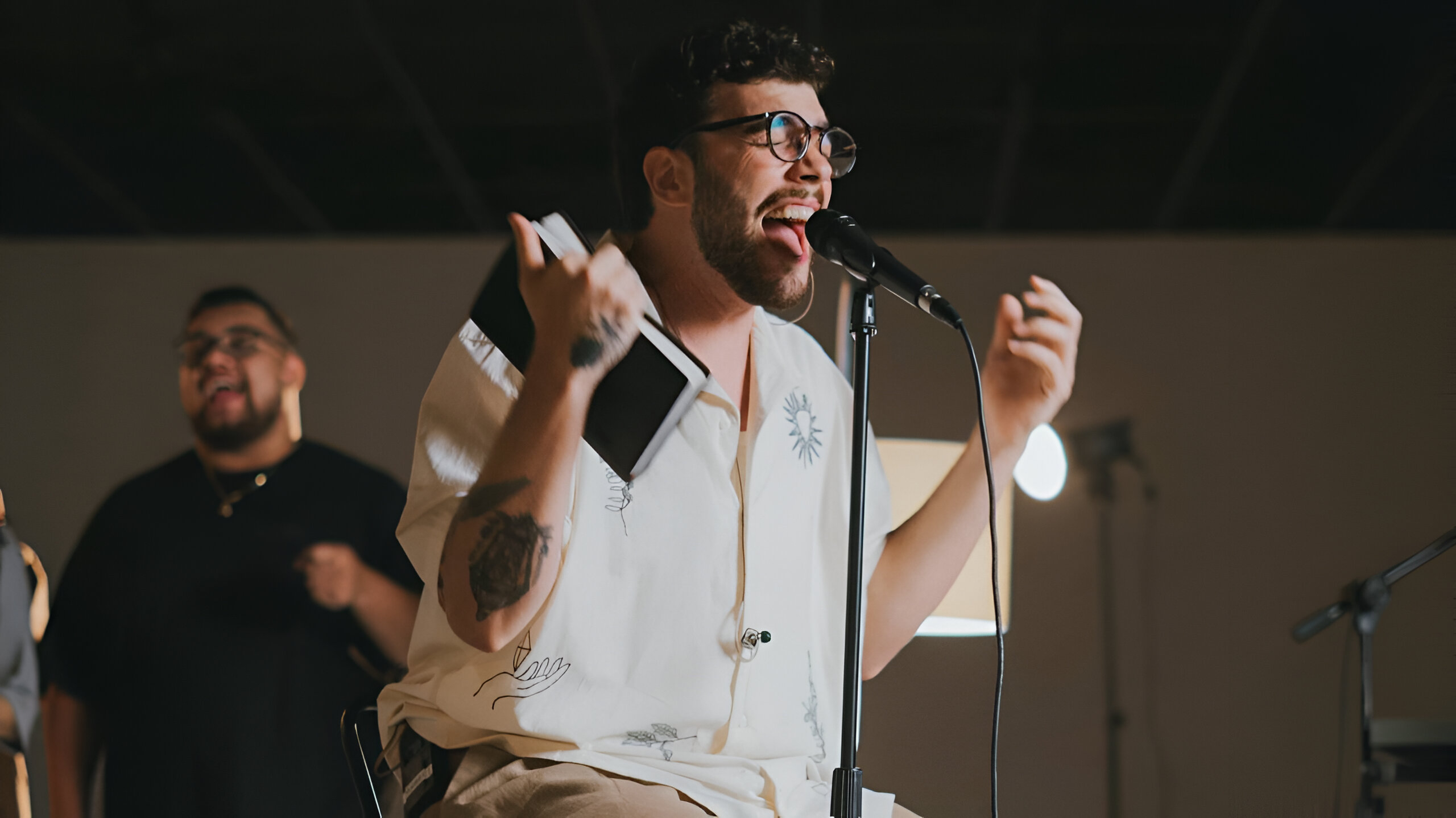 Gabriell Júnior apresenta a canção “Me Batiza com Lágrimas”