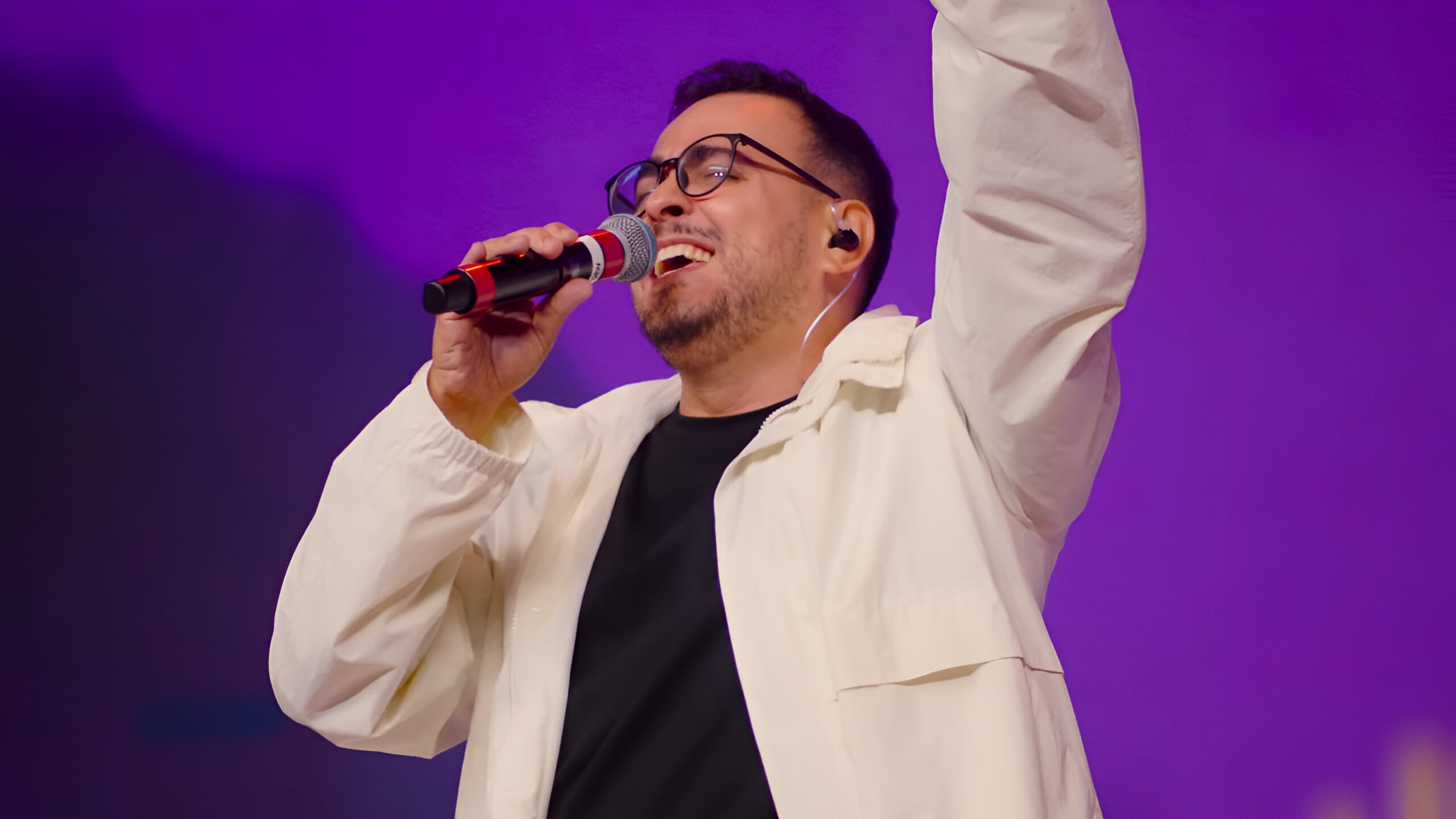 Higor Rosa lança o single “Rendido Estou” pela Flame Music, gravado ao vivo na Conferência Radicais Livres 2025