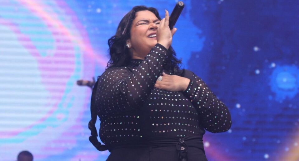 Milagre, promessa e adoração: Gizelle Pinheiro apresenta o single “Tua Glória” pela Bless Music