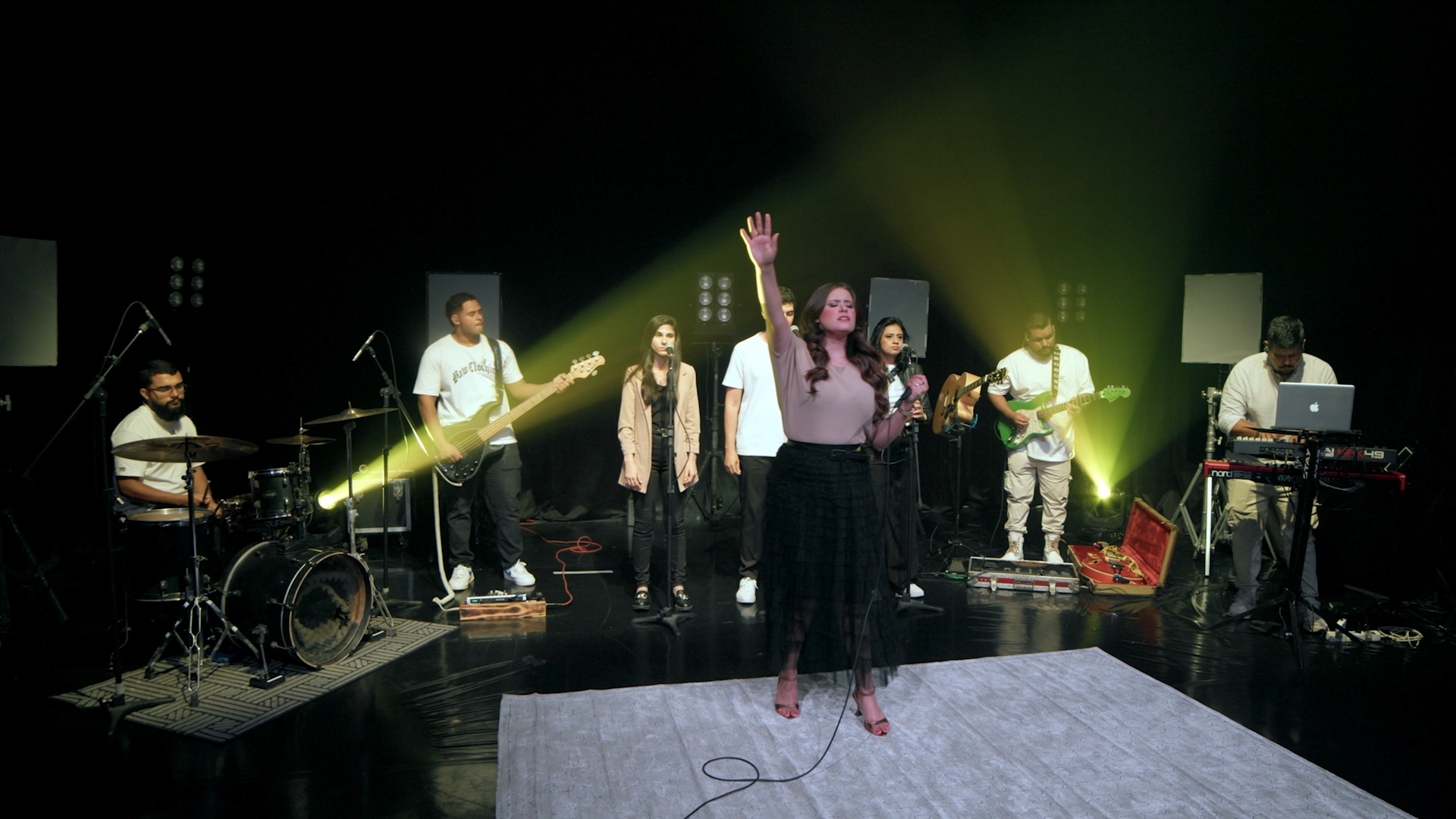 Aline Tavares interpreta seu mais recente lançamento: “O Fogo Não Apaga Mais”
